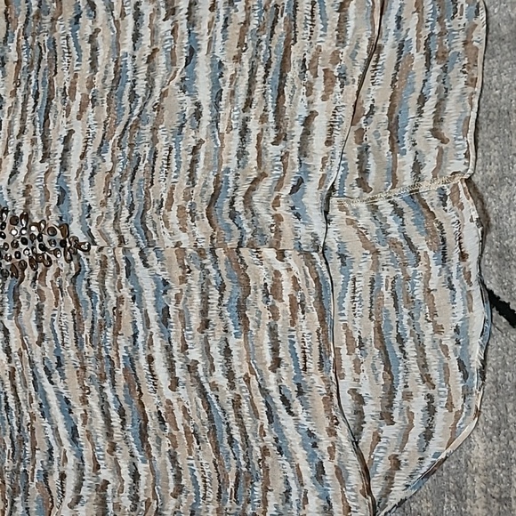 BKE BOUTIQUE SHEER STUDDED SCOOP-NECK DROPTAIL SHIRT - Picture 8 of 14